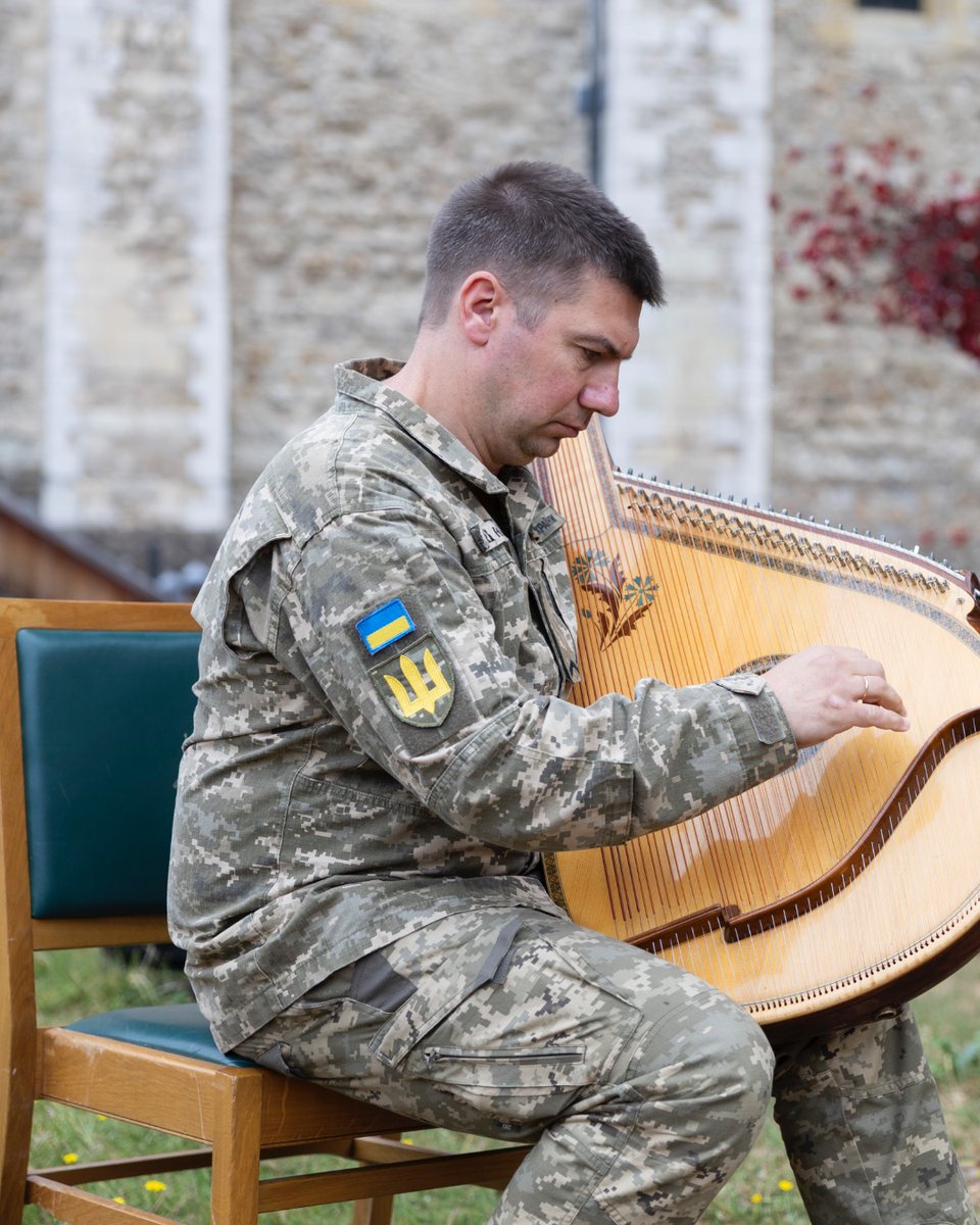 DefenceHQ's tweet image. Before Putin's illegal invasion, they were professional musicians. Today, they defend their home, people, and culture.
This morning, the @TowerOfLondon hosted a performance by Cultural Forces, a band of the Armed Forces of Ukraine.
Their music is a powerful reminder of what…