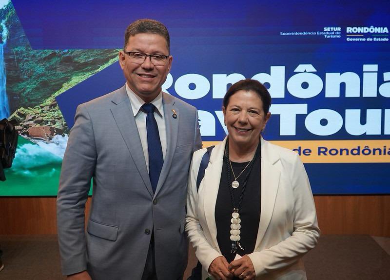 EmbEspBrasil's tweet image. Ontem, a Embaixadora participou do evento &quot;Rondônia Day Tour&quot;, sediado pelo @MTurismo

O governador Marcos Rocha @gov_rondonia apresentou sua programação para inserir Rondônia no cenário internacional e impulsionar o potencial turístico do Estado