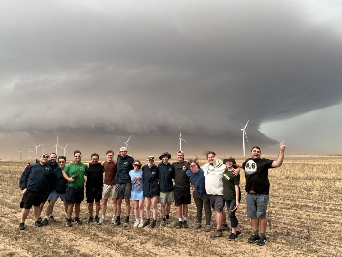 sunyoswego's tweet image. SUNY Oswego meteorology students (@oswegochasers) had a blast this summer on their storm chasing trip across Tornado Alley! πͺοΈπ #TBT
π Learn more: ow.ly/MeYX50WricI
πΈ: Scott Steiger, Sarah Gryskewicz
