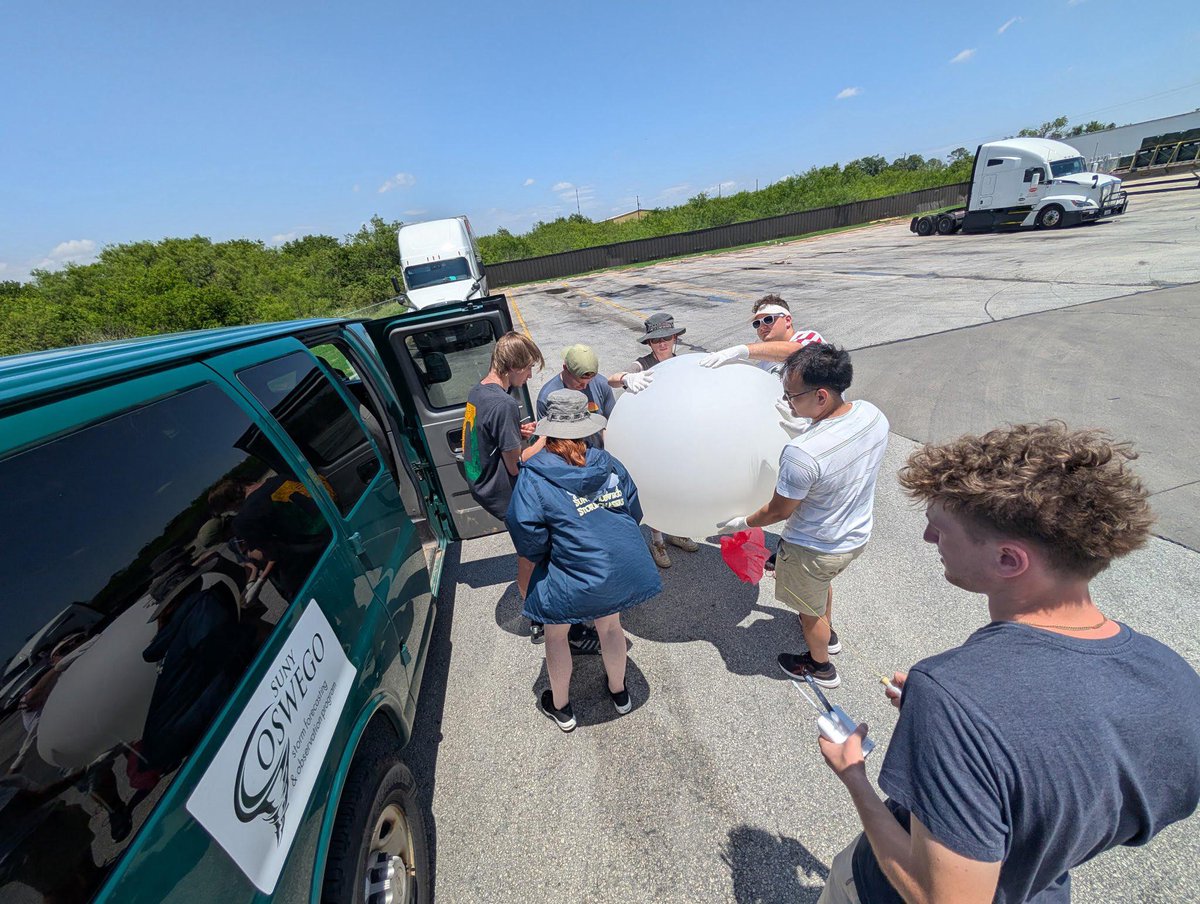 sunyoswego's tweet image. SUNY Oswego meteorology students (@oswegochasers) had a blast this summer on their storm chasing trip across Tornado Alley! πͺοΈπ #TBT
π Learn more: ow.ly/MeYX50WricI
πΈ: Scott Steiger, Sarah Gryskewicz