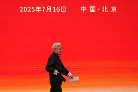 🚨 How did Nvidia’s Jensen Huang convince Trump to sell AI chips to China?

A rare look into Silicon Valley diplomacy, global tech power plays, and the man behind Nvidia’s rise. 🧠🇨🇳🇺🇸

📖 Read via <a href="/nytimes/">The New York Times</a>: bit.ly/44XcI9f 

#Nvidia #AI #China #Geopolitics #TechNews