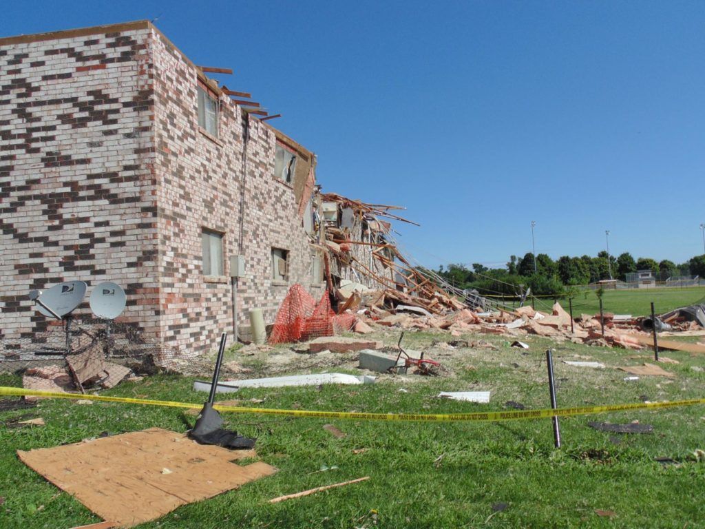 tornado_talk's tweet image. Vinton, IA EF2 #Tornado – July 17, 2016! An early morning EF2 #tornado struck the southern part of Vinton, IA just after 5am. Numerous homes lost their roofs, and a brick apartment building was heavily damaged—unroofed with walls blown out.
The tornado also tore through a ball…