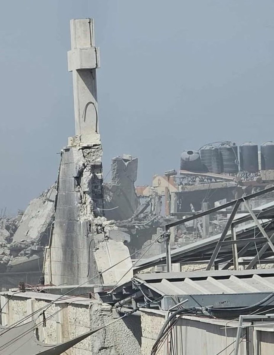 Parecen imágenes de la Segunda república española, o de la guerra civil. No, se trata de la única iglesia católica en Gaza tras el ataque de un tanque israelí. Dos civiles han muerto hasta el momento. ¿Querían derribar la cruz?

#Israel #Palestina