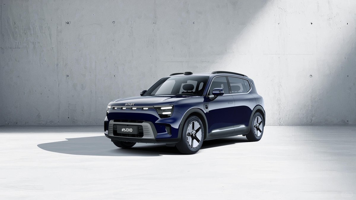 Ein smart #5 Plug-in-Hybrid!? Ja ..

Man mag es kaum glauben, aber es ist wahr: Zurück in die Steinzeit. So ein fortschrittliches Land wie China bringt nun doch tatsächlich einen smart #5 mit Explosionsmotor auf den Markt. Damit schafft der #5 stolze 1.600 km.
Aber keine Sorge,