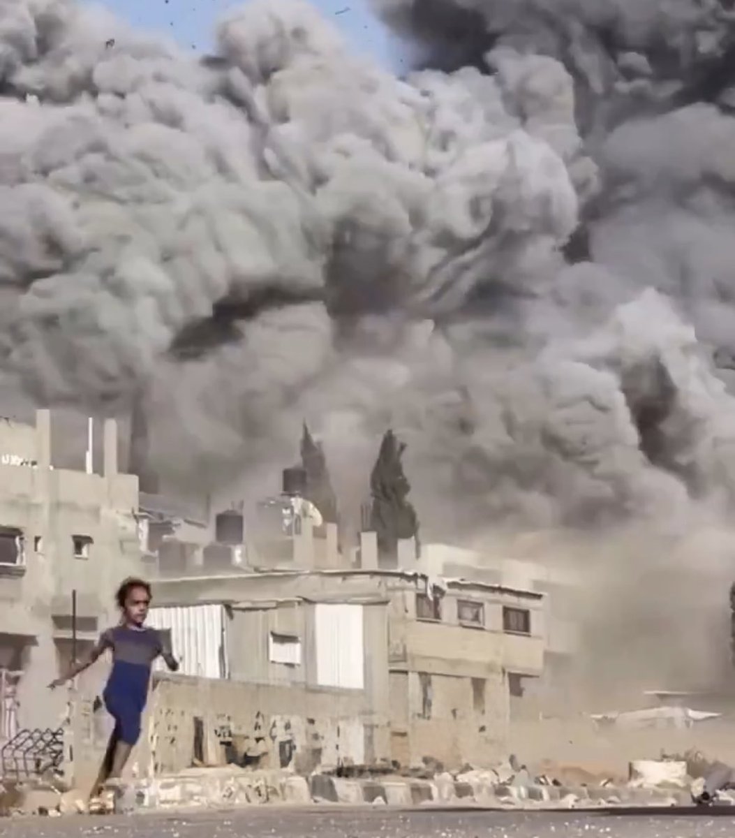 هذه صورة حقيقية من غزة قبل قليل ، ليست ذكاء اصطناعي أو مشهد فيلم

هذا مشهد حقيقي !! طفلة تهرب من جحيم الصواريخ الإسرائيلية