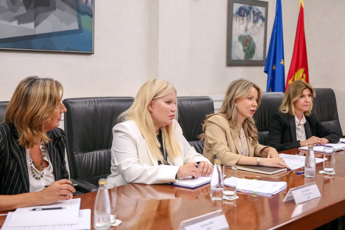 Centralna banka Crne Gore (@centralnabanka) on Twitter photo 🤝 Guvernerka #CBCG <a href="/IrenaRadovicMNE/">Irena Radovic</a> sastala se sa šefom kancelarije Svjetske banke za Crnu Goru Kristoferom Šeldonom.
📲 Fokus: modernizacija platnih sistema i projekat TIPS Clone, koji od jula 2026. omogućava 24/7 nacionalna plaćanja u Crnoj Gori! 💸🕒
🌍 Crna Gora je lider u 🤝 Guvernerka #CBCG <a href="/IrenaRadovicMNE/">Irena Radovic</a> sastala se sa šefom kancelarije Svjetske banke za Crnu Goru Kristoferom Šeldonom.
📲 Fokus: modernizacija platnih sistema i projekat TIPS Clone, koji od jula 2026. omogućava 24/7 nacionalna plaćanja u Crnoj Gori! 💸🕒
🌍 Crna Gora je lider u