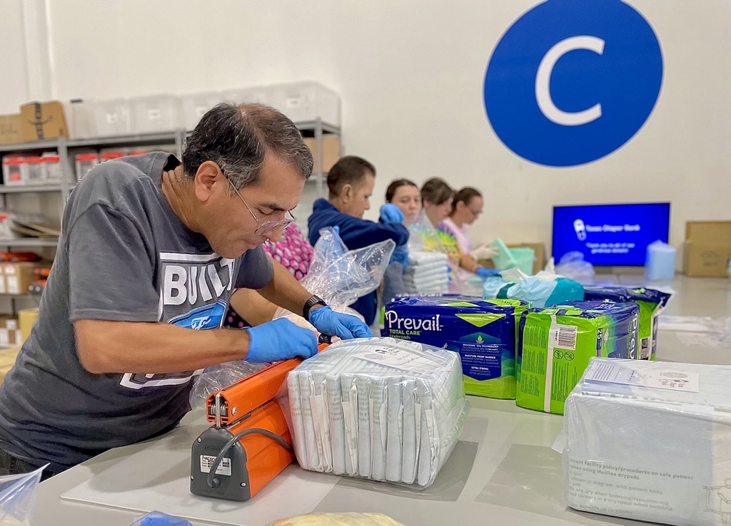 TXDIAPERBANK's tweet image. Grateful for this incredible group who has been volunteering with us for years! 💙
Their continued dedication helps us get essential supplies into the hands of families who need them most. Thank you for being part of the Texas Diaper Bank family!
#VolunteerAppreciation