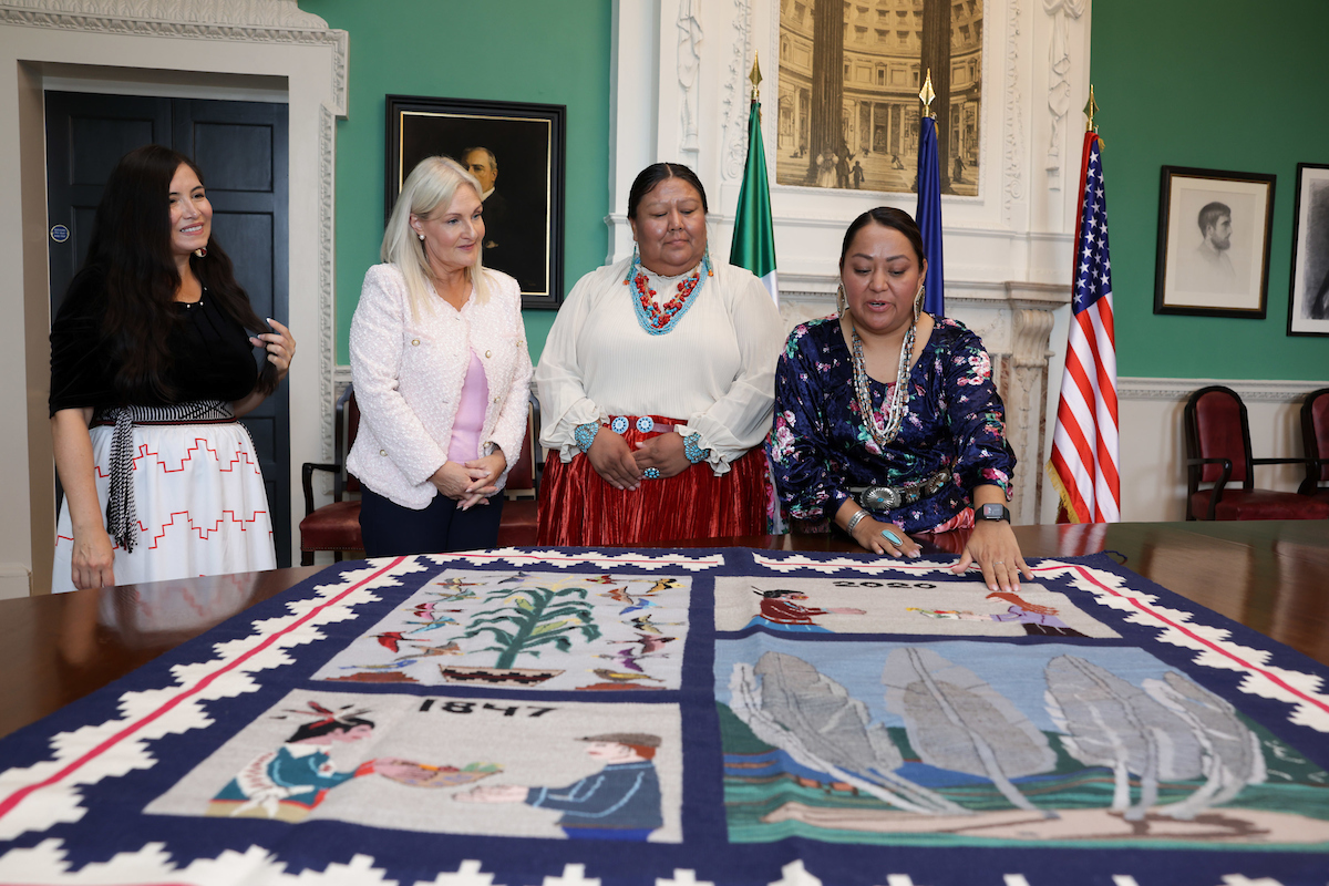 OireachtasNews's tweet image. Today, Ceann Comhairle, Verona Murphy TD, met with a delegation from Yee Ha’ólníi Doo - the Navajo & Hopi Families COVID-19 Relief Fund - accepting a handwoven Navajo rug, gifted to the people of Ireland. #SeeForYourself #NavajoNation
Read more here - bit.ly/44SpJky