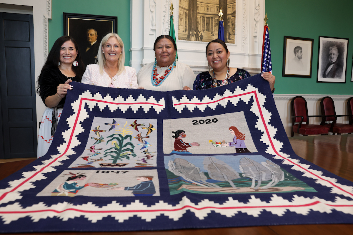OireachtasNews's tweet image. Today, Ceann Comhairle, Verona Murphy TD, met with a delegation from Yee Ha’ólníi Doo - the Navajo & Hopi Families COVID-19 Relief Fund - accepting a handwoven Navajo rug, gifted to the people of Ireland. #SeeForYourself #NavajoNation
Read more here - bit.ly/44SpJky