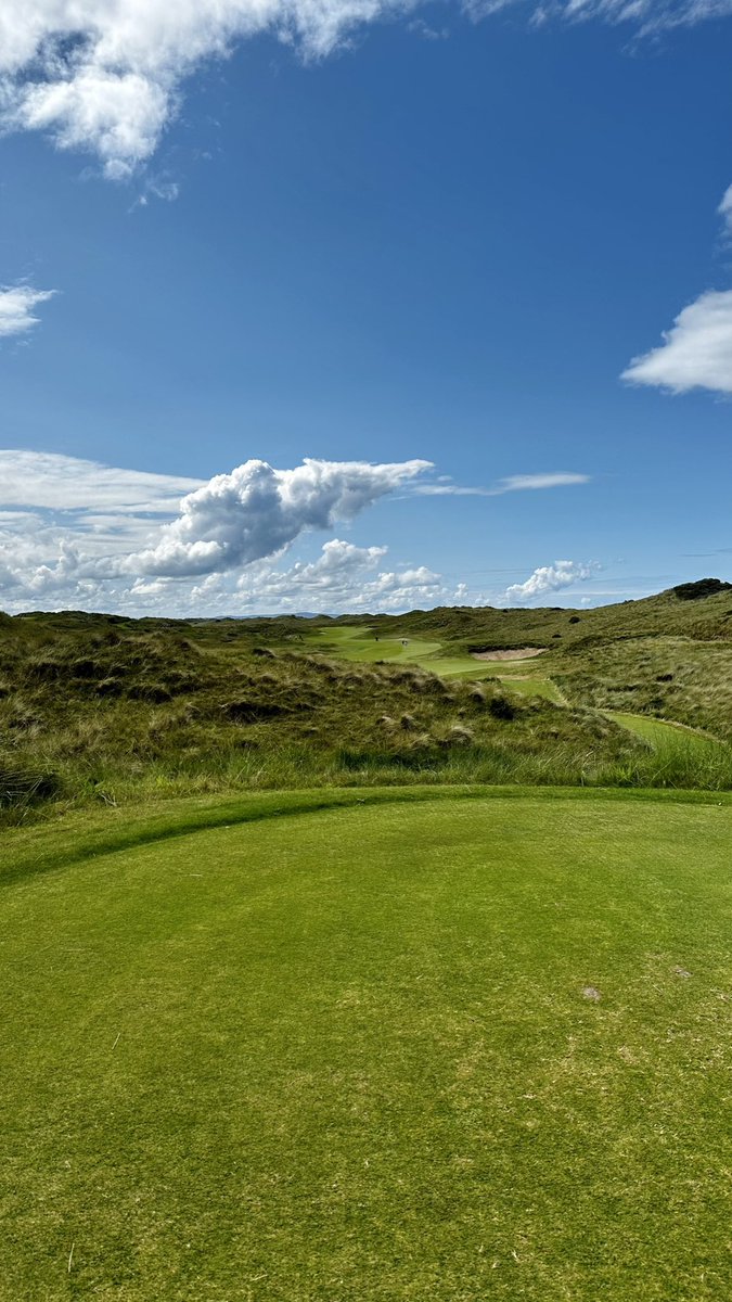 makethatVJsingh's tweet image. Open Week Throwback Thursday: 

A couple of summers ago at Portrush— my favorite links course I&apos;ve played, other than RCD. Perfectly routed through massive dunes out to the ocean and back.

#5 green (1st/2nd pic) is one of the best places to stand on any golf course in the UK.