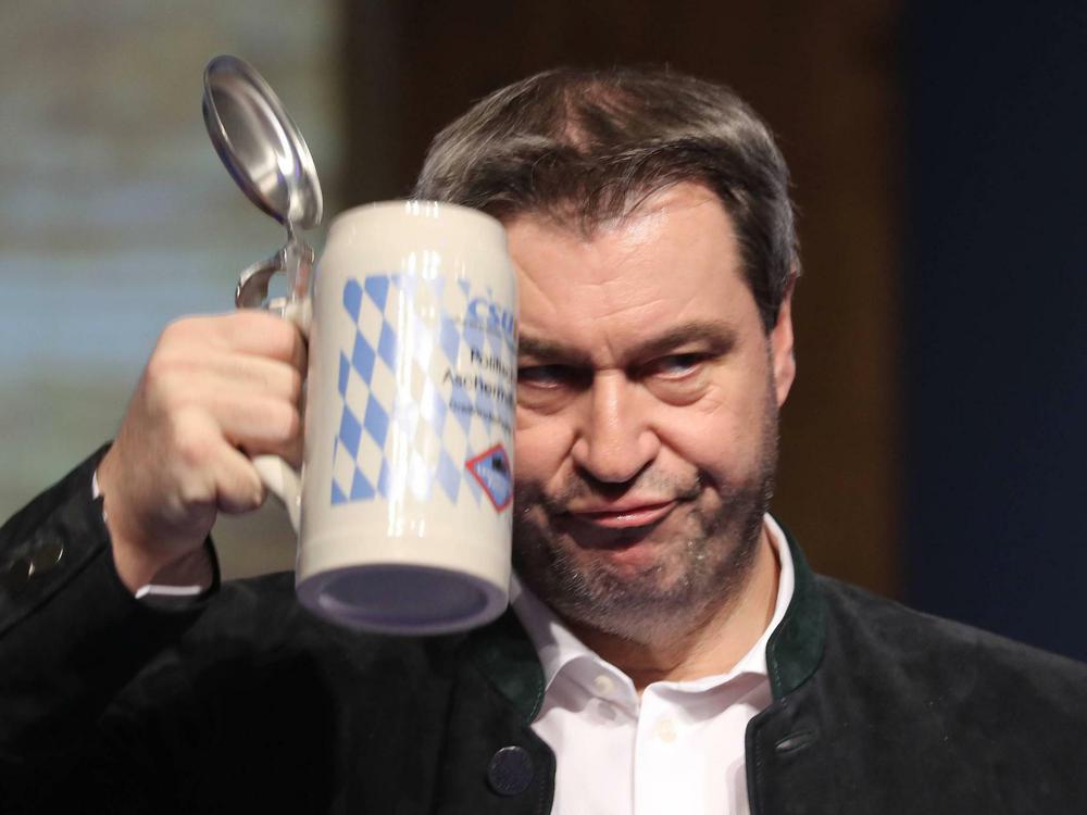 Komisch, Bier saufen, ohne sich ein Auge auszustechen, kann er.🧐
