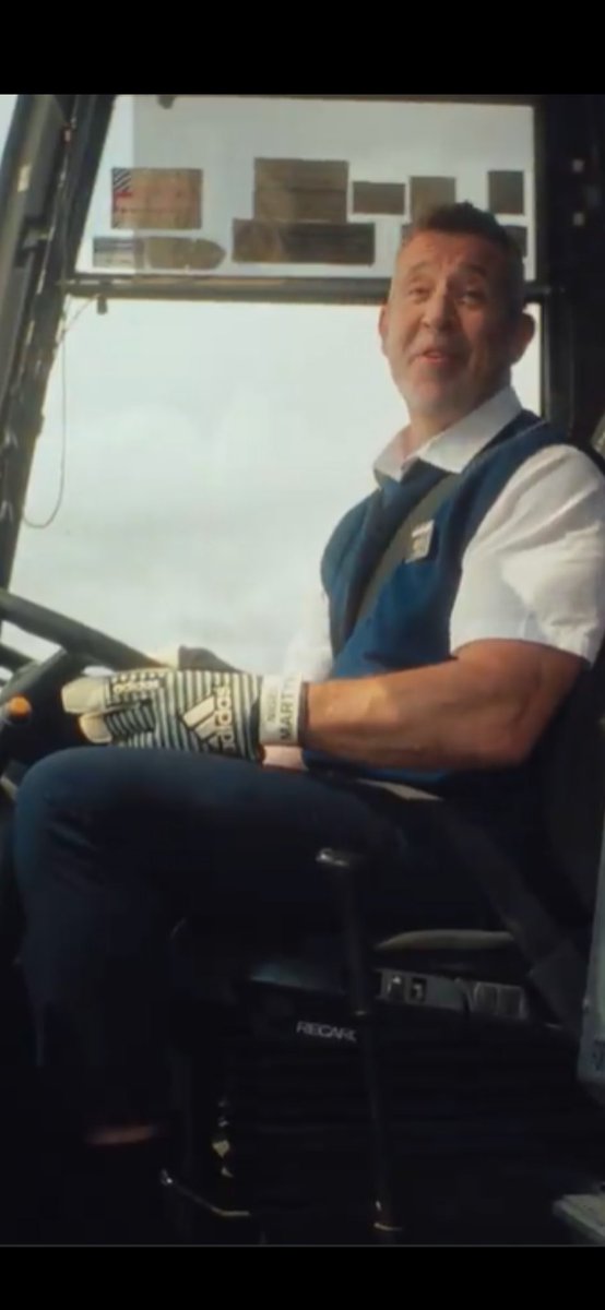 Davey_Ennis_1's tweet image. The promo for the Leeds away shirt is unreal as a whole but Nigel Martyn digging out a pair of original Adidas Fingertip has just made me melt 😍😍😍