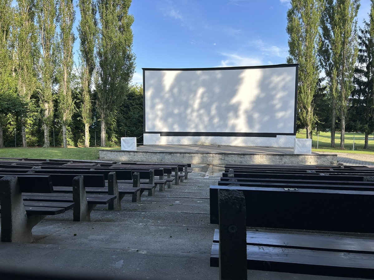 Přesně před 60 lety se divákům otevřelo letní kino v Hulíně na Kroměřížsku. V šestitisícovém městě si oblibu udrželo do dneška, a to prakticky bez úprav areálu. Kulaté výročí oslaví biograf narozeninovou projekcí, za snížené vstupné, se sklenkou vína v ceně, promítne Trhák.