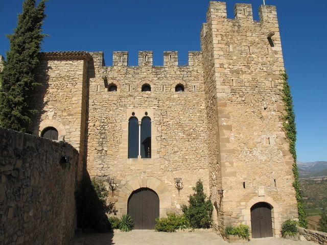 ireneuc's tweet photo. Si voleu descobrir Catalunya a través dels seus castells i conèixer històries que no surten als llibres d’escola, aquest volum us pot obrir moltes portes! ✨📖 #PassióPerLaHistòria #LecturaRecomanada #CastellsCatalans https://t.co/yXOJz5FF8k