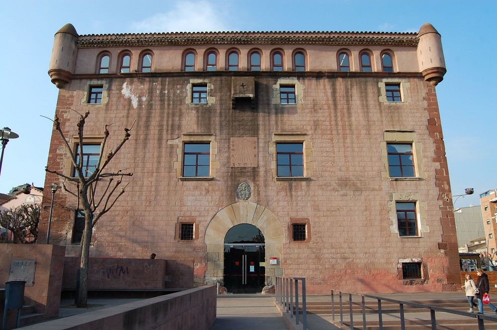ireneuc's tweet photo. Si voleu descobrir Catalunya a través dels seus castells i conèixer històries que no surten als llibres d’escola, aquest volum us pot obrir moltes portes! ✨📖 #PassióPerLaHistòria #LecturaRecomanada #CastellsCatalans https://t.co/yXOJz5FF8k
