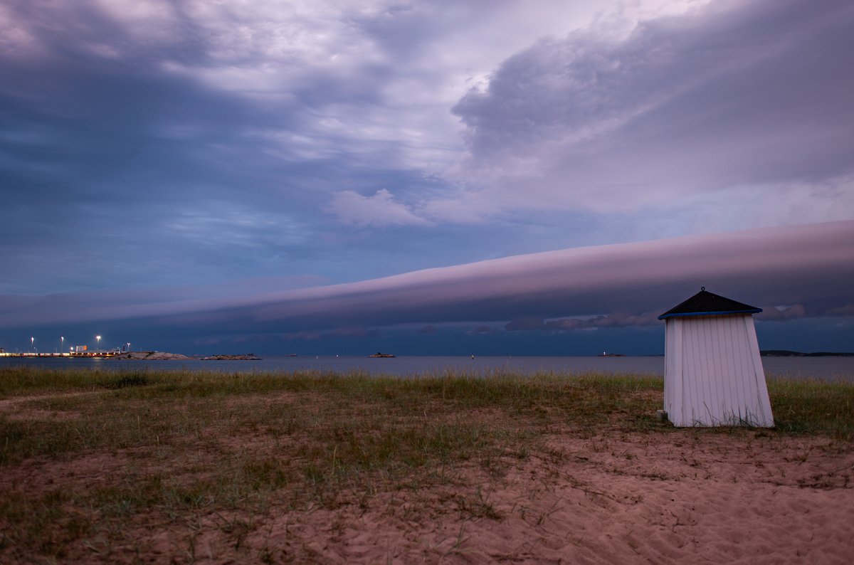 Jariy's tweet image. Virossa ollut MCS lähetti puuskarintaman merelle ja se saapui Suomen Hankoon hienossa rullapilven muodossa. Hanko 11.7.2025. #rollcloud