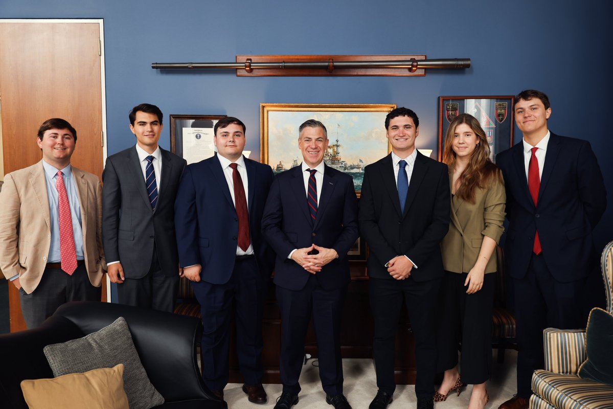 SenatorBanks's tweet image. Our DC office has had another great group of interns for the summer. Appreciate their hard work serving Indiana 🇺🇸