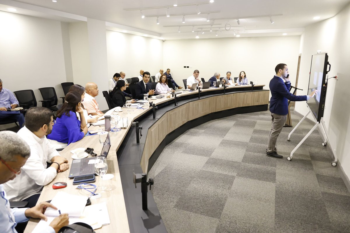 Reunión técnica en @inapagob, dando seguimiento a cada uno de los proyectos en curso.

Trabajamos en equipo, con sentido de responsabilidad, para que cada obra avance con eficiencia y cumpla su propósito. #SomosINAPA