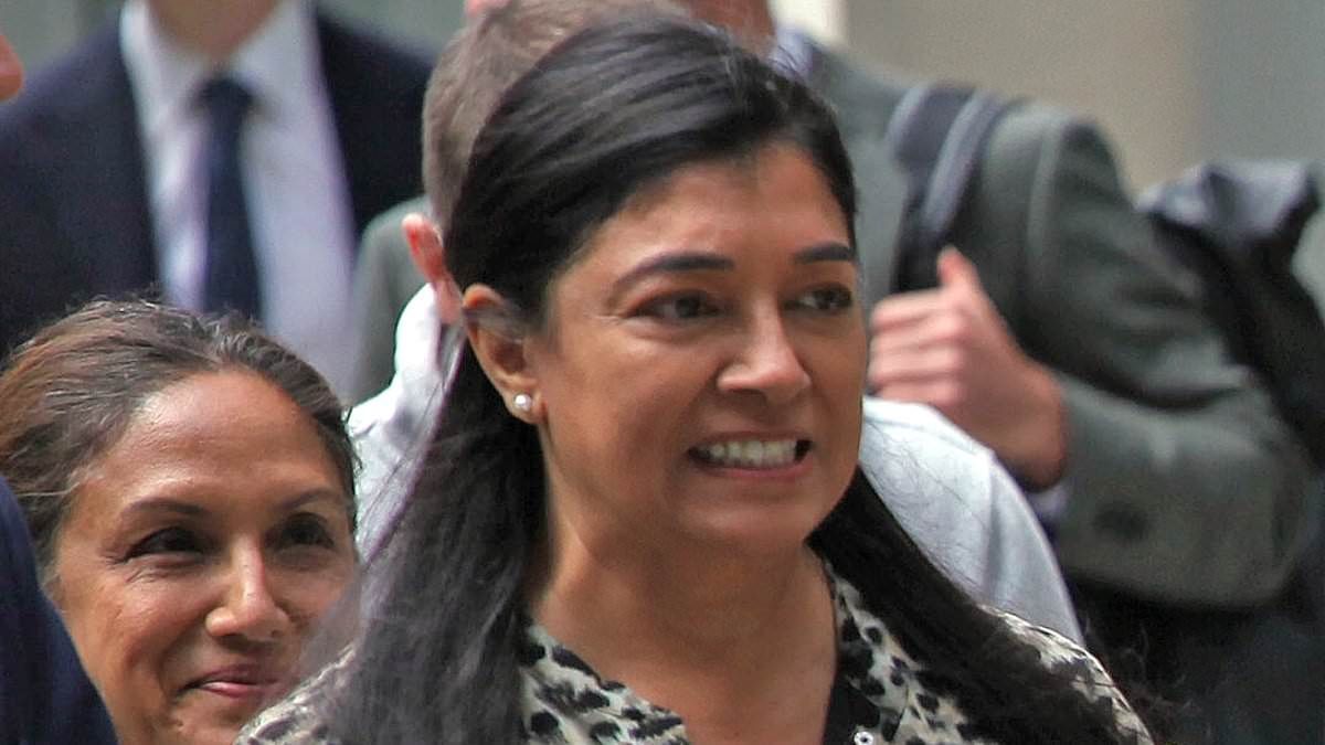 Daughter who was 'light of her father's life' is in bitter court battle with siblings over £600,000 fortune - while they only got £250 each 
dailymail.co.uk/news/article-1…