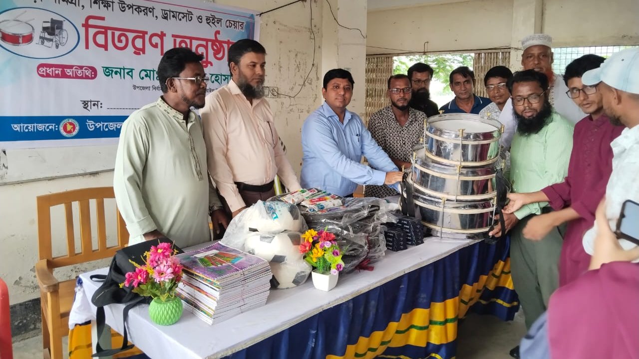 সরাইলে পিছিয়ে পড়া শিক্ষার্থীদের মাঝে শিক্ষা উপকরণ ও ক্রীড়া সামগ্রী বিতরণ — ইউএনও’র মানবিক উদ্যোগ