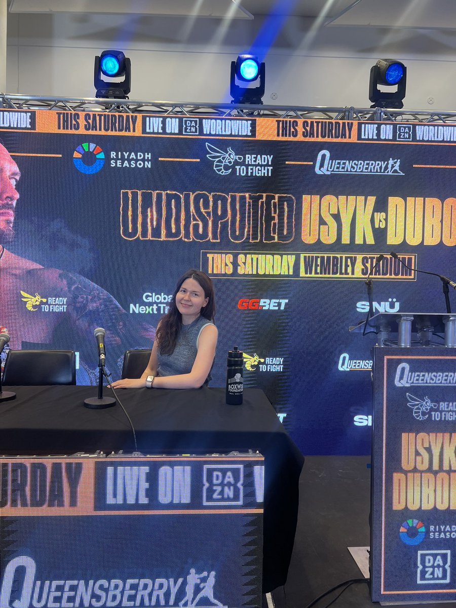 rommari's tweet image. Channeling that undisputed energy 🥊✨
Sat where @usykaa sat just minutes earlier at the press conference ahead of #UsykDubois2 at Wembley.
An honour to witness history in the making — and tell Ukraine’s story behind it 🇺🇦
#Usyk #Ukraine #FightWeek #Wembley