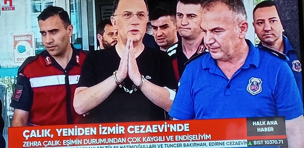 Gören de seri katil sanacak. Tutuksuz yargılama diye bir şey de var. Neden bu görüntü? 
Bunun adı resmen işkencedir.