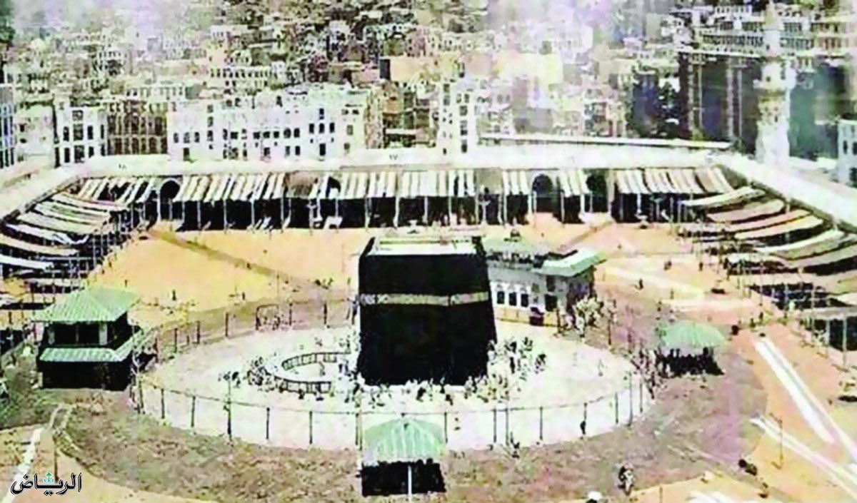 RaadTheShepherd's tweet image. There used to be four maqāmāt—one for each madhhab—and they would pray separately until King ʿAbd al-ʿAzīz (may Allah ﷻ have mercy on him) unified them under a single Imām.
The Ḥanābilah used to pray first, followed by the Shāfiʿīs, then the Mālikīs, and finally the Ḥanafīs.