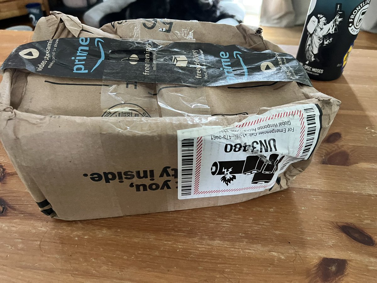 tclados's tweet photo. @amazon and @UPS  🖕🏻
#yousuck https://t.co/enRnRgPF7F