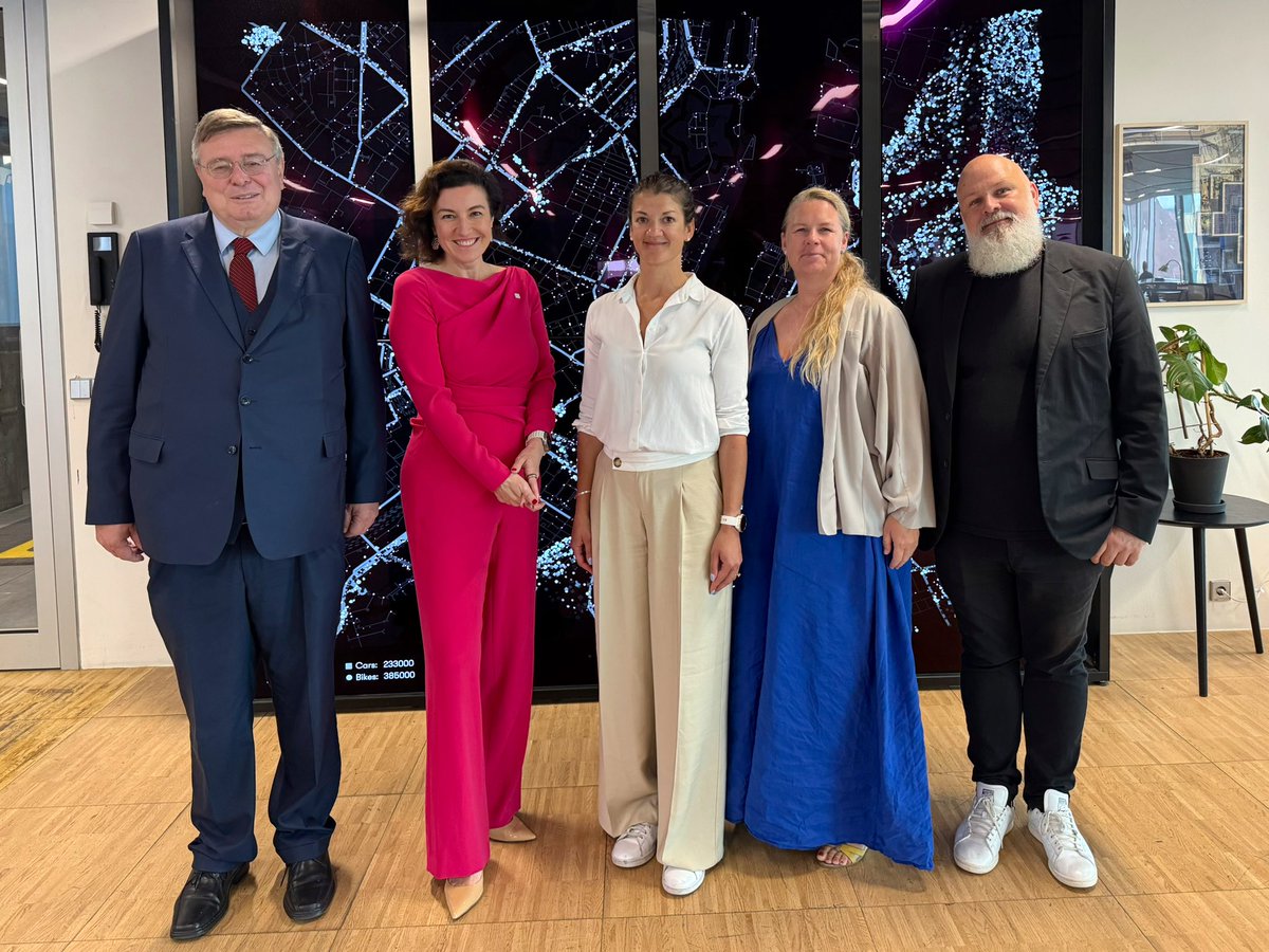bmftr_bund's tweet image. BM @dorobaer informierte sich im @cphfutures über Zukunftsszenarien. Der ThinkTank erforscht interdisziplinär, wie technischer & gesellschaftlicher Wandel unser Leben prägt – mit dem Ziel, disruptive Entwicklungen früh zu erkennen und konstruktiv zu gestalten.