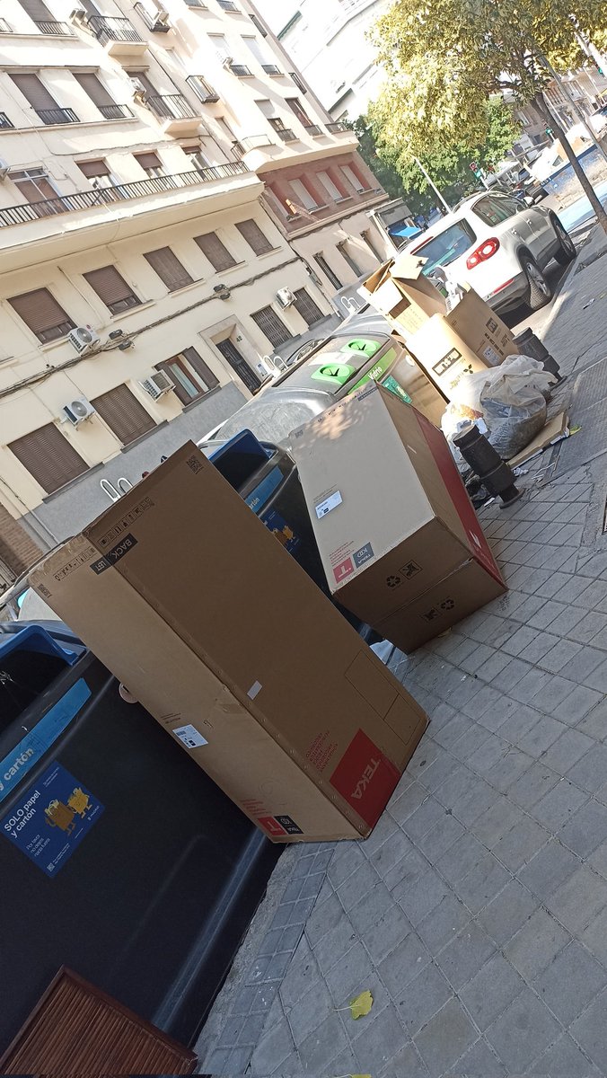d_forestal's tweet image. Buenas tardes @Lineamadrid ¿Podrían pasar a recoger estos contenedores en calle Joaquín María López 35? Gracias