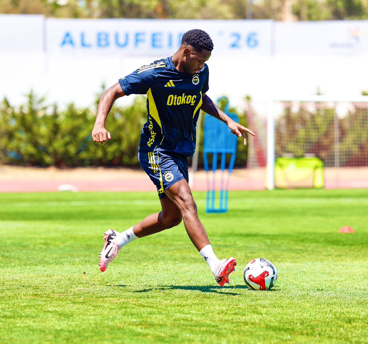 Jhon Duran, Fenerbahçe’de ilk idmanına çıktı.