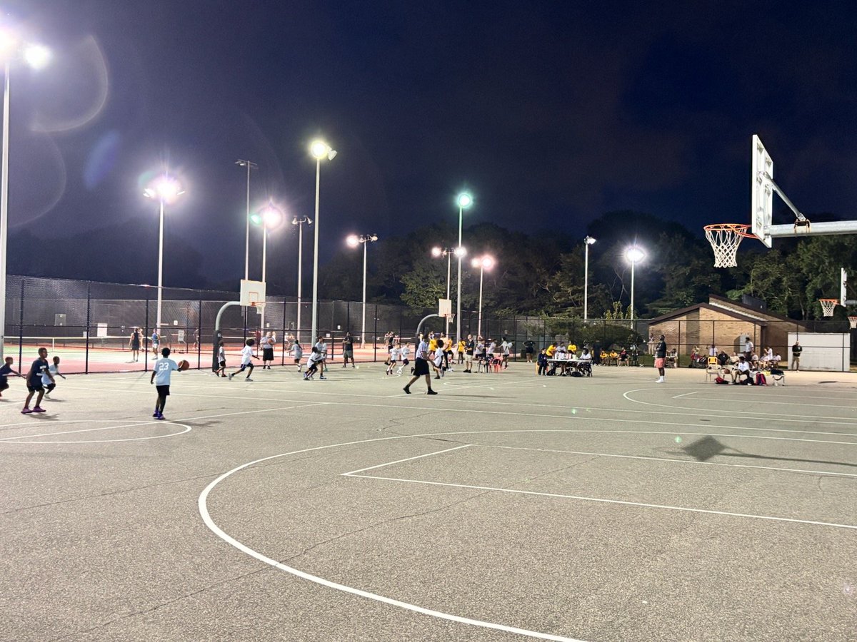 Night time lights! 🚨🏀
PAL Bay Shore Summer Basketball games at Casamento Park now fully into our second week!
#youthsports #WeArePAL #notforprofit #summernights