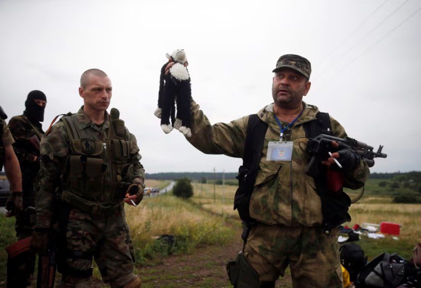 reshetz's tweet image. This specific image of the MH17 tragedy is something I really don’t want anyone to ever forget