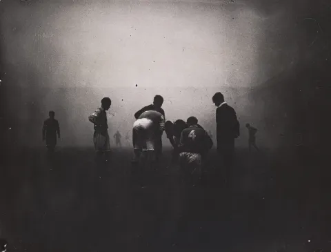 TheDeeperGame's tweet image. A friendly turned farce when fog hid players swapping in extras—did Dynamo Moscow secretly field 15 men?

Arsenal hosted Dynamo Moscow in thick London fog; the ref ignored pleas to stop. Moscow allegedly subbed without removing players, Arsenal's goalie knocked himself out…