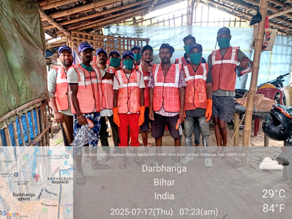 दरभंगा नगर निगम में कार्यरत सभी सफाई मित्रों को सेफ्टी जैकेट, मास्क, ग्लव्स एवं अन्य आवश्यक सामग्रियां उपलब्ध कराई गई है।
#SafaiMitraSurakshitSeher
#SafaiApnakBimaariBhagao