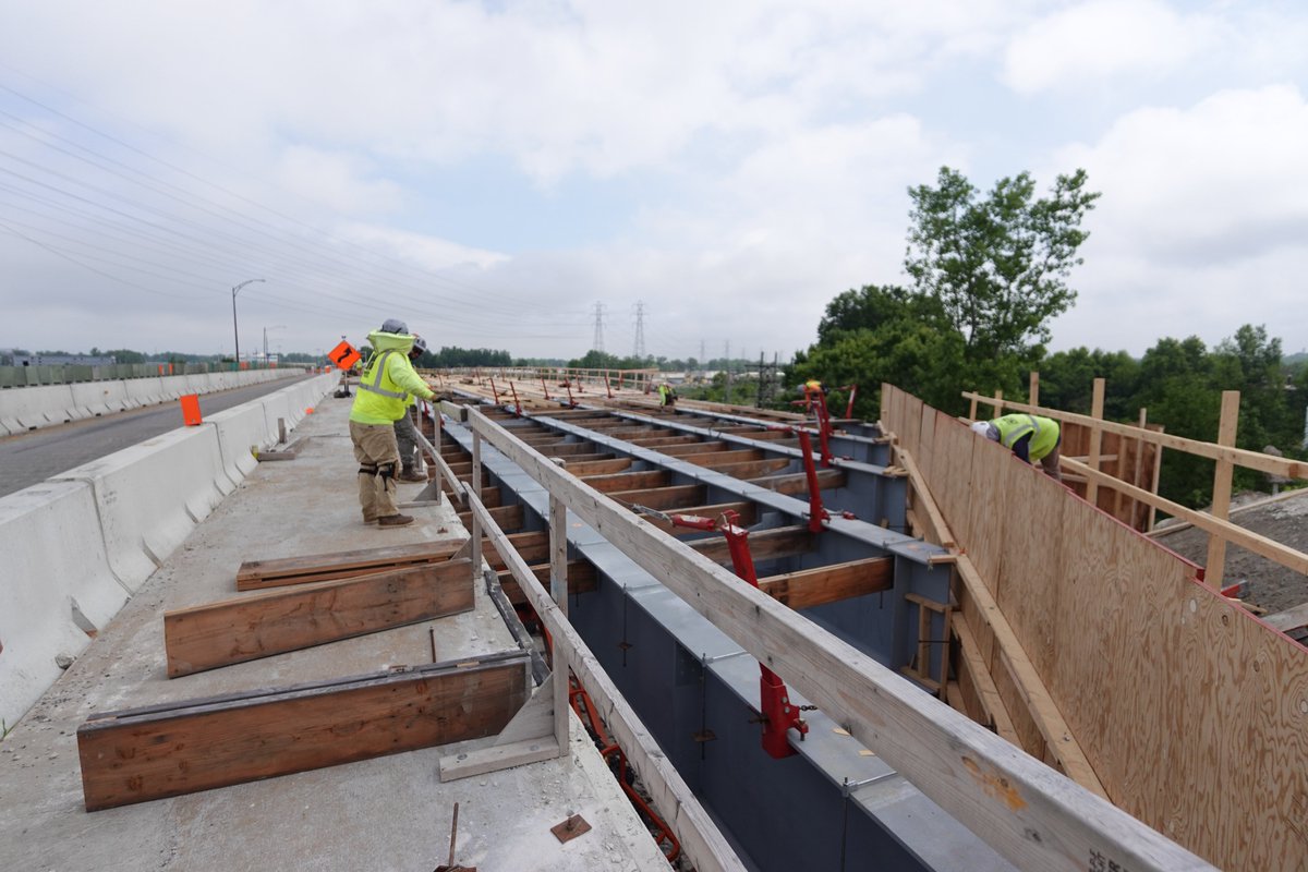 ODOT_Cleveland's tweet image. 👷♂️Reconstruction on the SR 91 bridges in Lake County is moving forward! Crews are making steady progress to improve safety and travel flow for all drivers. 🚧 #Construction