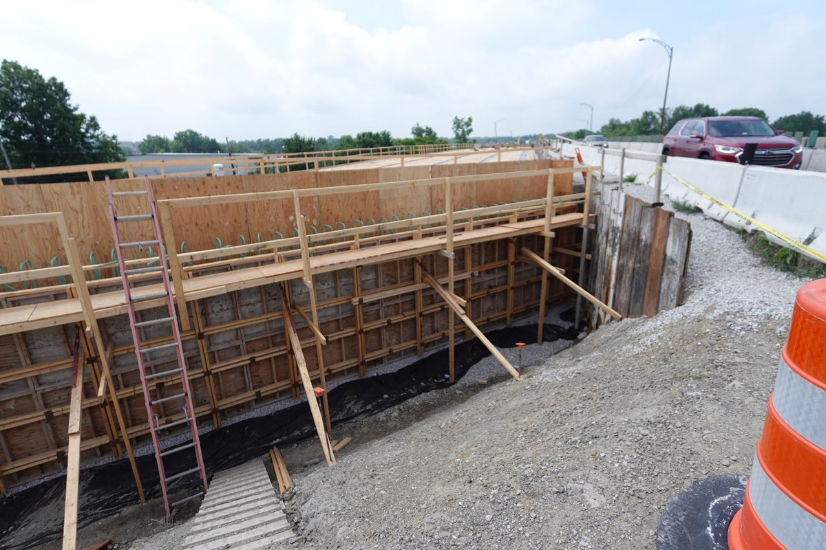 ODOT_Cleveland's tweet image. 👷♂️Reconstruction on the SR 91 bridges in Lake County is moving forward! Crews are making steady progress to improve safety and travel flow for all drivers. 🚧 #Construction
