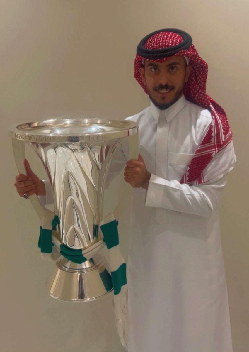 Adel_Rashed1994's tweet image. من قلب العاصمة الرياض
اخي الغالي النخبوي الكأس بيده ما أحد بقدّه
شكراً @RedSeaGlobalAR على اتاحة الفرصة له
للتصوير مع كأس النخبة 🏆 لحظات طال انتظارها💚🤍