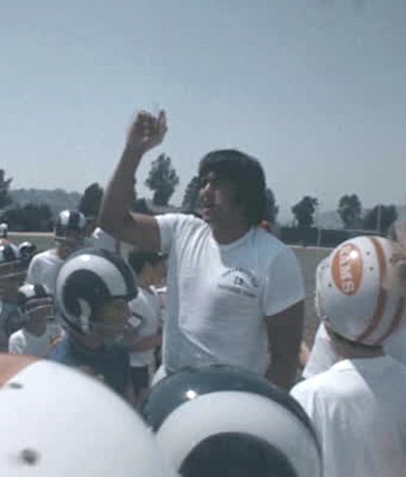 RomanGabriel3rd's tweet image. #ThursdayThrowback RG fires up the campers at 1971 Roman Gabriel Football 🏈 Camp - my pop warner team @ResedaCA #Rams there ! @FerragamoVince @Jim_Everett @georgeallenva @The_ChrisMyers @chrisheth @Fathead @RamsNFL @JennMatthews57 @RotoloChevyCa