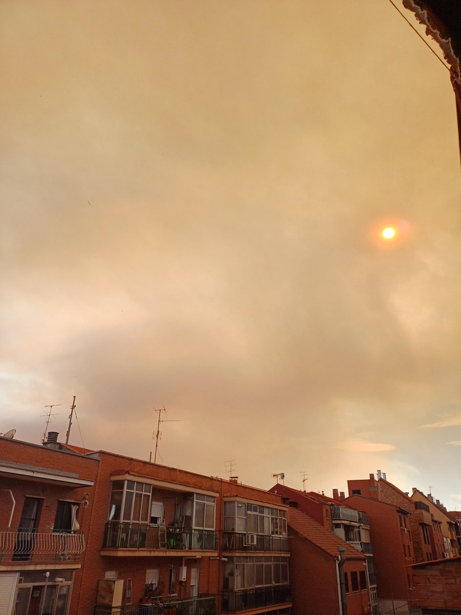 El cielo desde Carabanchel por el incendio de Méntrida.