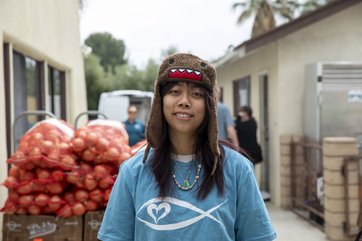 LAFoodBank's tweet image. At just 17, Stephanie Dinh has already spent 4 years volunteering with FISH of West Valley 💛
She’s proof that no one is too young to make a difference in the fight against hunger.
Read her story and learn how to support local food pantries: lafoodbank.org/stories/a-teen……