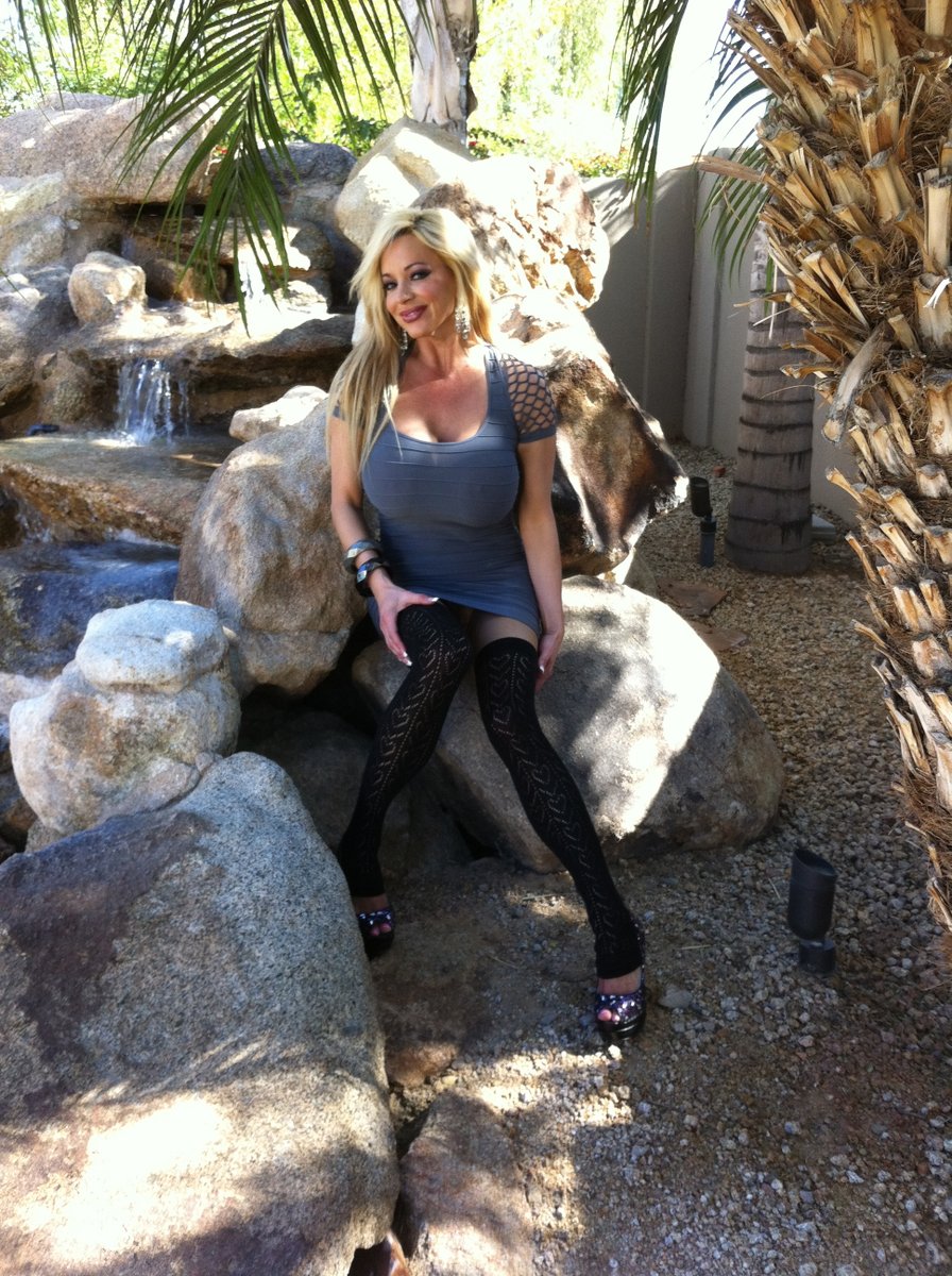 Taking it back to 2012 #ThrowbackThursdays 
#ThursdayMood #ThursdayVibes 
#Sunny #Arizona ☀️🌵
My boobs look so much bigger back then... 😜🤔