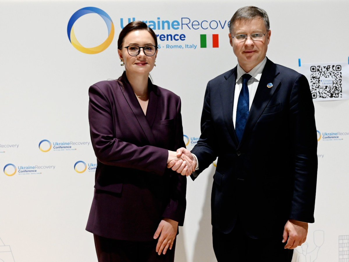 VDombrovskis's tweet image. Congratulations to @Svyrydenko_Y on becoming Prime Minister of Ukraine.
Grateful to @Denys_Shmyhal for your leadership – looking forward to continued cooperation in your new role as Defence Minister.
The EU stands firmly with Ukraine – for as long as it takes. 🇪🇺🇺🇦