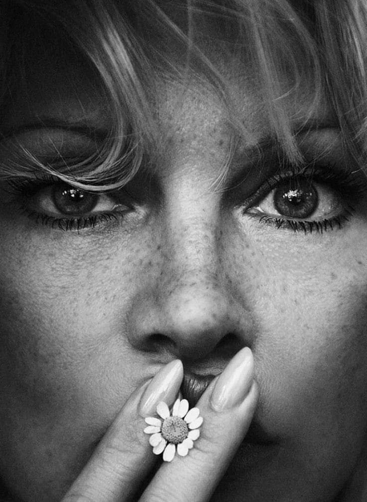 mariac mercuri (@mercurimc) on Twitter photo Chiediti
ogni giorno:
“Oggi
ho fatto
qualcosa
di gentile?”
Fai della gentilezza un’abitudine
e cambierai
il tuo mondo.
Annie Lennox
#VogliaDiCambiare
<a href="/SalaLettura/">©️ Il Caffè Letterario</a>
<a href="/SalaLettura/">©️ Il Caffè Letterario</a> Chiediti
ogni giorno:
“Oggi
ho fatto
qualcosa
di gentile?”
Fai della gentilezza un’abitudine
e cambierai
il tuo mondo.
Annie Lennox
#VogliaDiCambiare
<a href="/SalaLettura/">©️ Il Caffè Letterario</a>
<a href="/SalaLettura/">©️ Il Caffè Letterario</a>