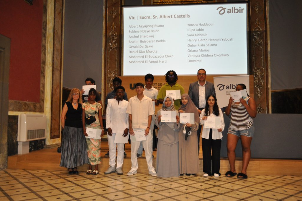albertcastellsv's tweet image. Lluitar i donar eines i oportunitats contra l’abandonament escolar, és fomentar la cohesió social, el ple desenvolupament de les persones i la prosperitat. Aquesta setmana hem celebrat l’acte de graduació de l’Escola de Segones Oportunitats Albir. Enhorabona a tothom!