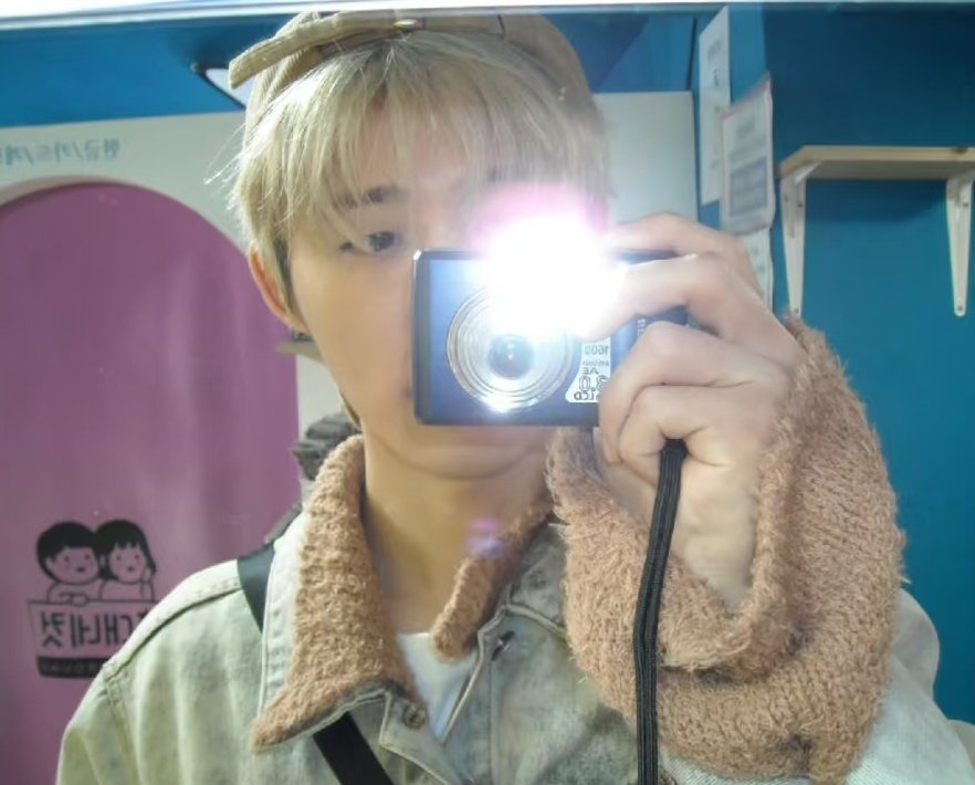 tbvhanbin's tweet photo. this hanbin with his digicams needs a comeback https://t.co/olsoZwXOer