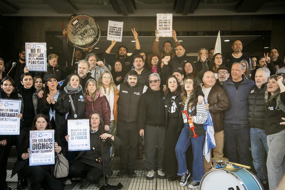Tiempo Argentino (@tiempoarg) on Twitter photo 🗣️ Entrevista a <a href="/LoreTapia/">Lore Tapia ⭐⭐⭐</a>: "Este gobierno viene a silenciar y a disciplinar a la prensa"
En un contexto de precarización y censura, la periodista y delegada de <a href="/sipreba/">SiPreBA - Sindicato de Prensa de Buenos Aires</a> denuncia la situación crítica que enfrentan las y los trabajadores de los medios públicos.
✍️ Nicolás 🗣️ Entrevista a <a href="/LoreTapia/">Lore Tapia ⭐⭐⭐</a>: "Este gobierno viene a silenciar y a disciplinar a la prensa"
En un contexto de precarización y censura, la periodista y delegada de <a href="/sipreba/">SiPreBA - Sindicato de Prensa de Buenos Aires</a> denuncia la situación crítica que enfrentan las y los trabajadores de los medios públicos.
✍️ Nicolás