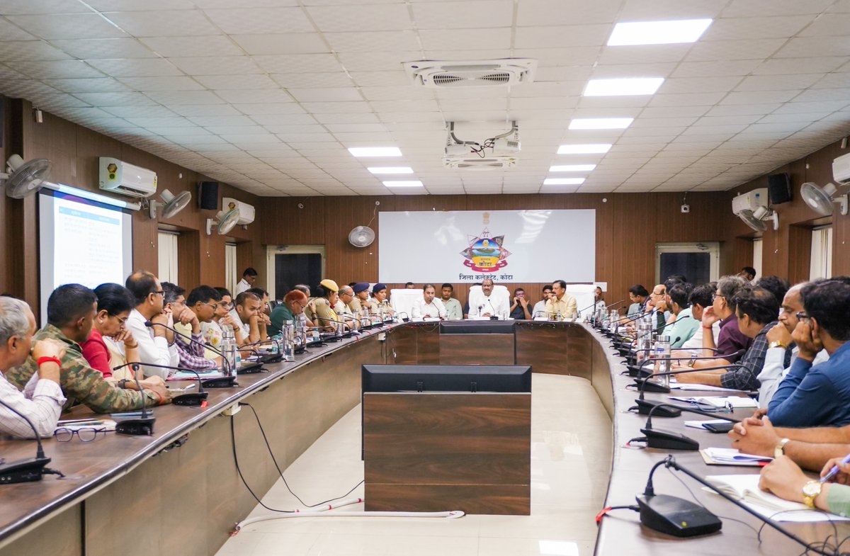 ombirlakota's tweet photo. संसदीय क्षेत्र कोटा में अतिवृष्टि से उत्पन्न परिस्थितियों को देखते हुए जिला प्रशासन के साथ आपदा प्रबंधन और राहत-बचाव कार्यों की समीक्षा की। सभी एजेंसियों को अलर्ट मोड पर रहने और संभावित दुर्घटना स्थलों पर नाव, प्रशिक्षित गोताखोर व अन्य संसाधनों से युक्त राहत दल तैनात करने के निर्देश दिए हैं। ग्रामीण क्षेत्रों में बांध से जल निकासी से पहले अलर्ट देने हेतु ग्राम पंचायत स्तर पर मुनादी और सोशल मीडिया के माध्यम से सूचना प्रसारित करने की व्यवस्था सुनिश्चित करने को कहा है। प्रभावित नागरिकों को त्वरित राहत, नुकसान का सर्वेक्षण, जलभराव की वीडियोग्राफी और इमरजेंसी सेवाओं की सतत निगरानी को लेकर भी निर्देश दिए हैं। सभी एजेंसियों को समन्वय से कार्य करने को कहा है, ताकि भविष्य में दुर्घटनाओं की पुनरावृत्ति रोकी जा सके।

#Kota