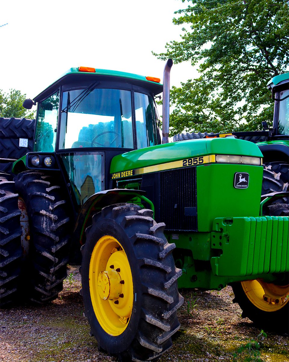 Today's yard find: this mint John Deere 2955 Utility Tractor👌

#johndeere #classics #2955 #utilitytractor #yardfind #podolinskys