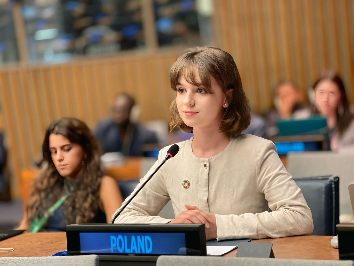 PLinUN's tweet image. At the #HLPF review of #SDG14 (Life Below 💦🌊), 🇵🇱’s Youth Delegate Monika Zimnoch called for urgent, systemic action on plastic pollution:
♻️ Recycling isn’t enough - we must cut single-use plastic production, shift mindsets & push for a strong Global Plastic Pollution Treaty.